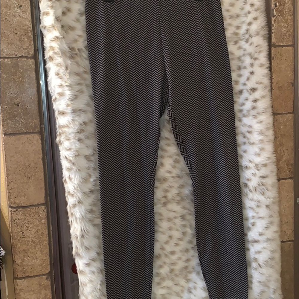 Grey and black leggings‎